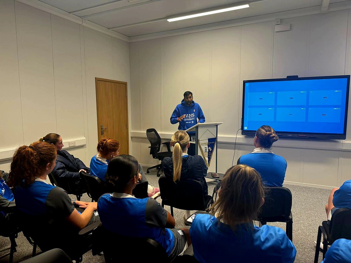 A fantastic afternoon at Wast Hills with <a href="/BCFCWomen/">Birmingham City Women</a> players &amp; staff learning about #Diwali, a celebration of light, goodness &amp; community. ✨
Honoured to share its meaning ahead of Sunday’s big game vs Charlton! 💙
#BCFC #FansForDiversity #Blues4All #BCFCWomen |