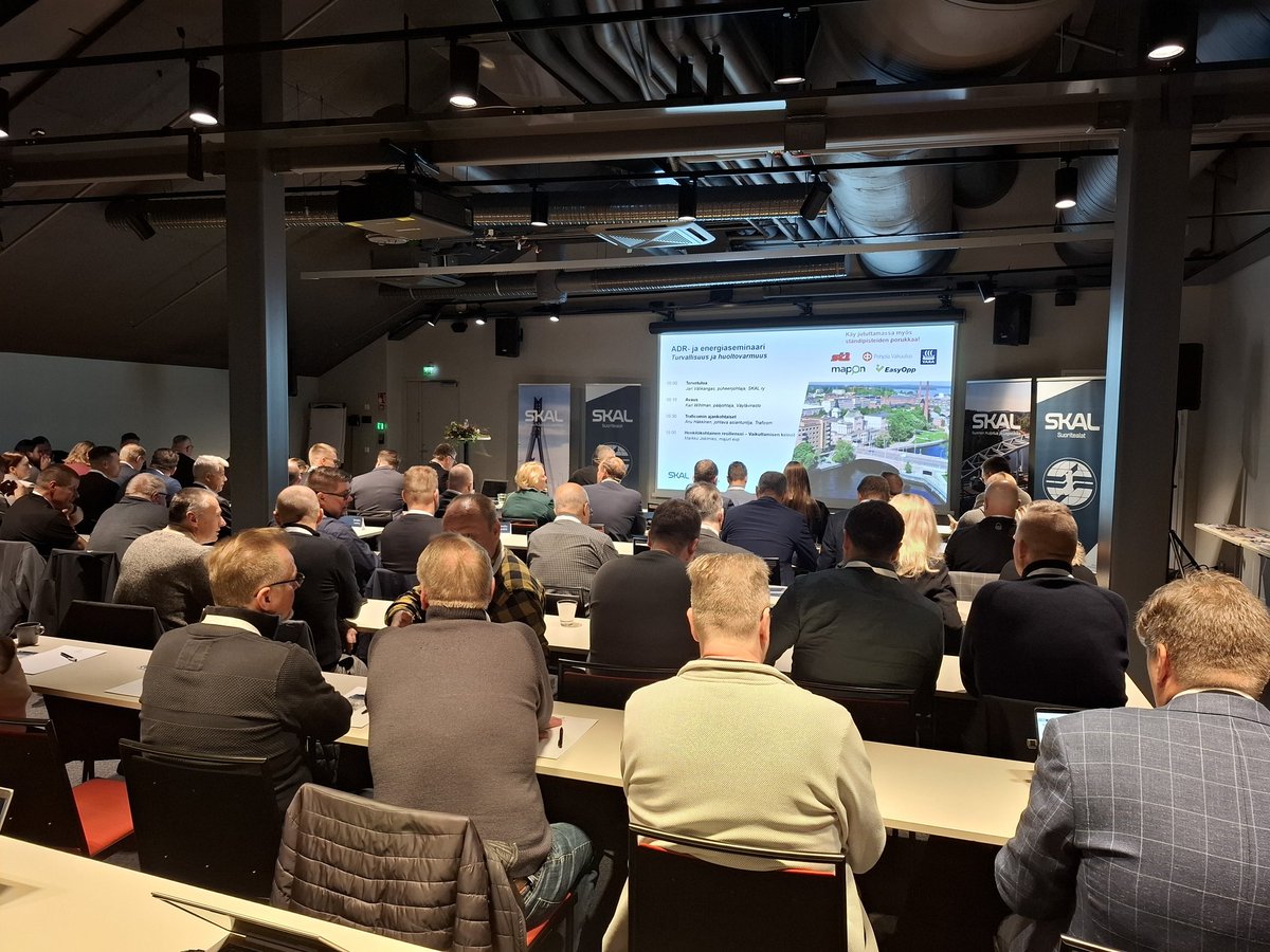 Perinteinen <a href="/SKALry/">SKAL ry</a> ADR- ja energiaseminaari käynnistyy Tampereella. Seminaarin historia ulottuu aina 1970-luvulle saakka. Tänään seminaarin teemana on varsin ajankohtainen turvallisuus ja huoltovarmuus. Tupa täynnä osallistujia.