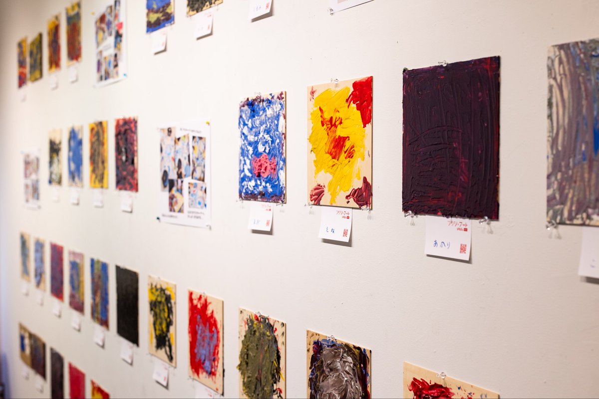 WEEKs2023's tweet photo. ＼交流から生まれた、アートの芽吹き／
アートクル展 開催中です🚌🎨

🗓 会期：10/25(土)–11/9(日)
🕙 時間：10:00–17:30
🎟 入場：無料
📍 会場：ギャラリーからふる
（鳥取市元町101 アートスペースからふる2F）

👧🧒 参加施設：こども園かける
🤝 協力：一般財団法人たんぽぽの家 https://t.co/qyx7Q3csCW