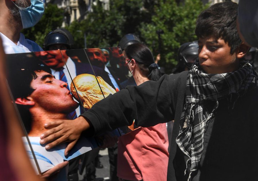 Diego10Querido's tweet image. "Diego sabía, en vida, que viviría después de la muerte y eso es demente y es inimaginable e incompatible con lo que entendemos como cotidiano".  
Mariana Enriquez, entrevistada por @rparrottino para Tiempo Argentino.