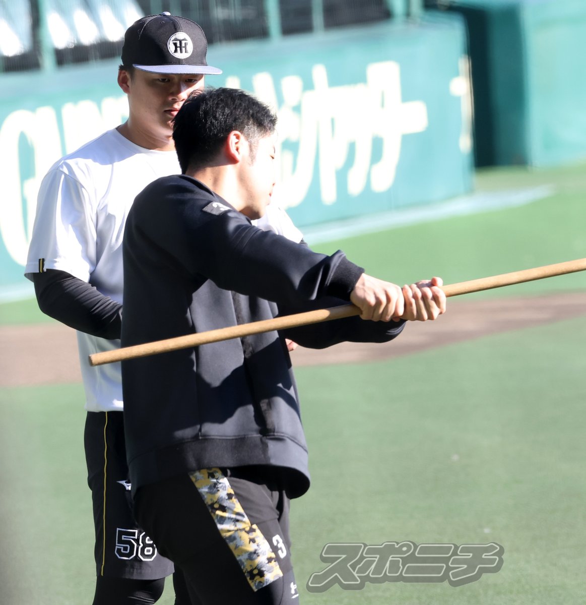 Sponichi_Tfoto's tweet image. #近藤健介 選手と打撃について話す #前川右京 選手