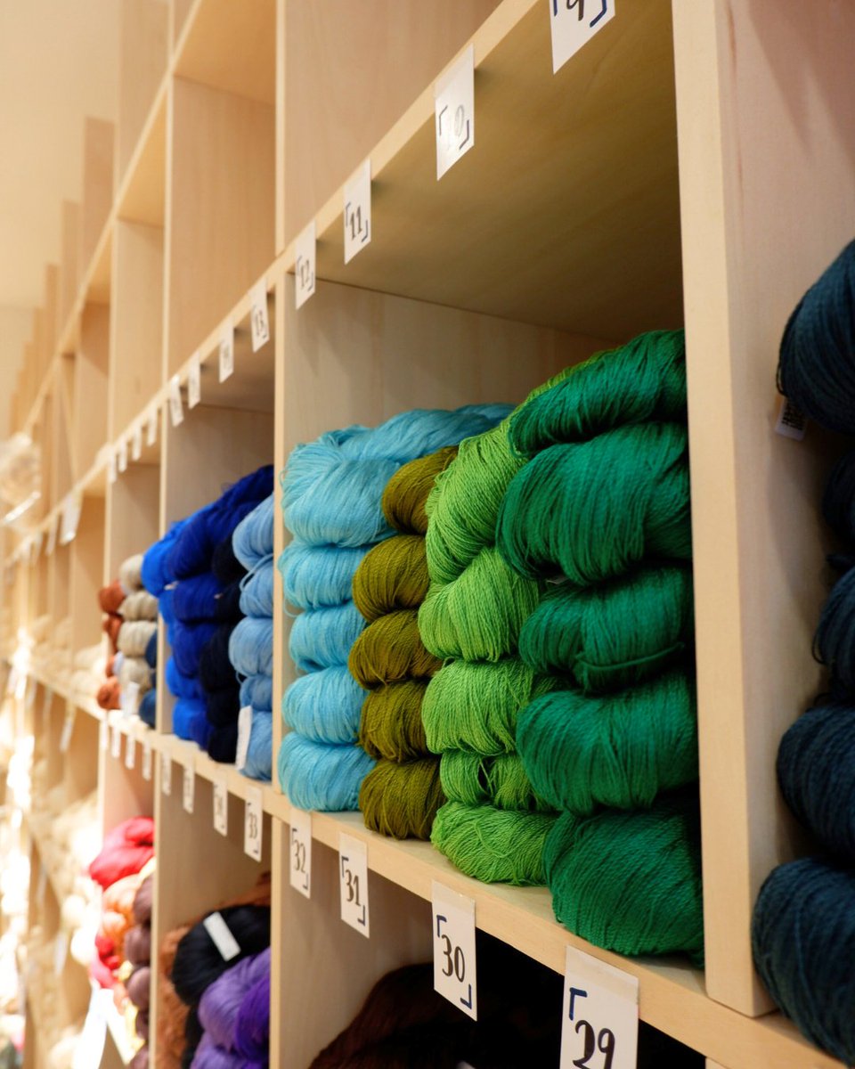 shirakawa_shop's tweet image. 棚いっぱいに揃ったエジプト綿。
上質な長繊維を使用しており、滑らかでしなやかな手触りが特徴です。
光沢が美しく、作品に上品な仕上がりをもたらします。

#編み物 #織物