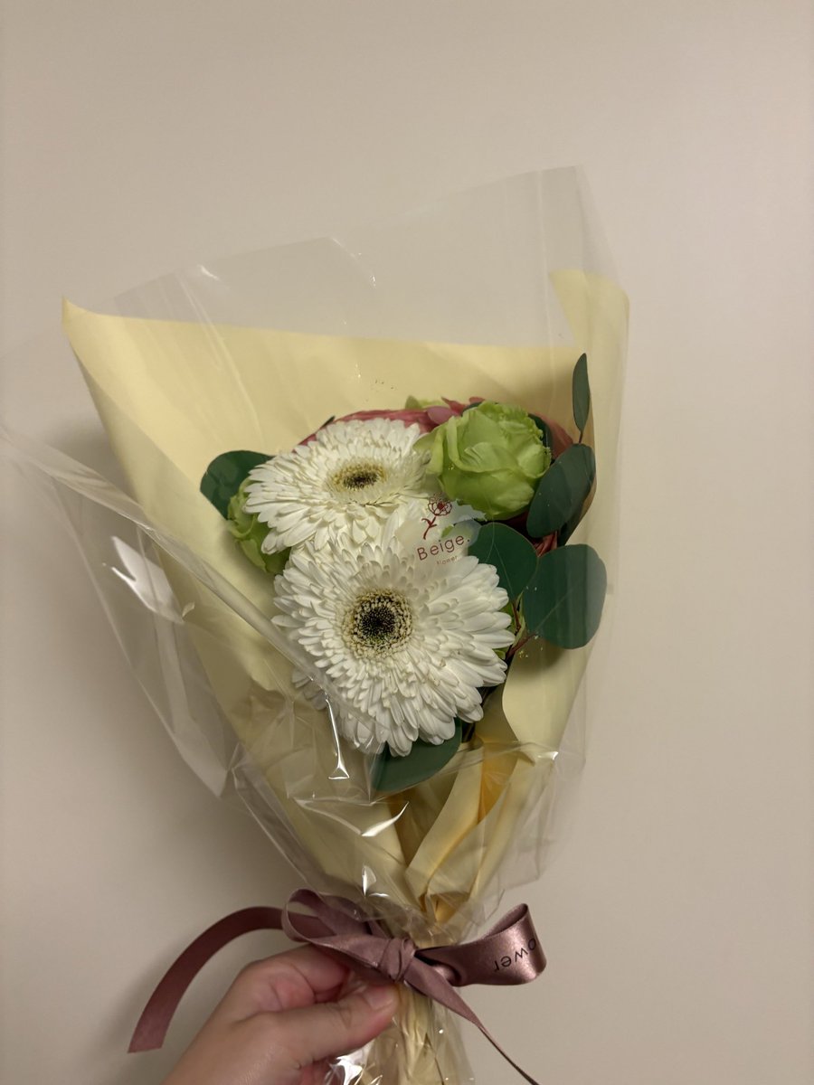 renanagisa's tweet photo. 昨日初日ご観劇頂いた皆様ありがとうございました✨️
初日から沢山のお客様にお越しいただけて本当に嬉しいです！
本日2日目は19時公演のみです！
30分前から劇場オープンしております🎶
凪咲が昨日頂いたお花と共に🌸

#リラックス公演
#リラックス2025 https://t.co/JLE1zNViWa