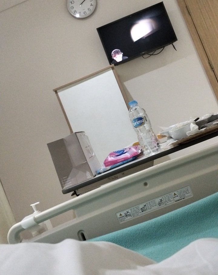 3fs in the hospital cuz the doctors told me I gotta entertain myself or something