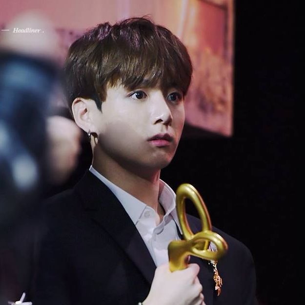 Rosé and Jungkook with their Korea Popular Culture and Arts Award: 

Jungkook - Hwagwan Order of Cultural Merit (2018) 
Rosé- Presidential Commendation (2025) 

Extremely proud of both! ❤️