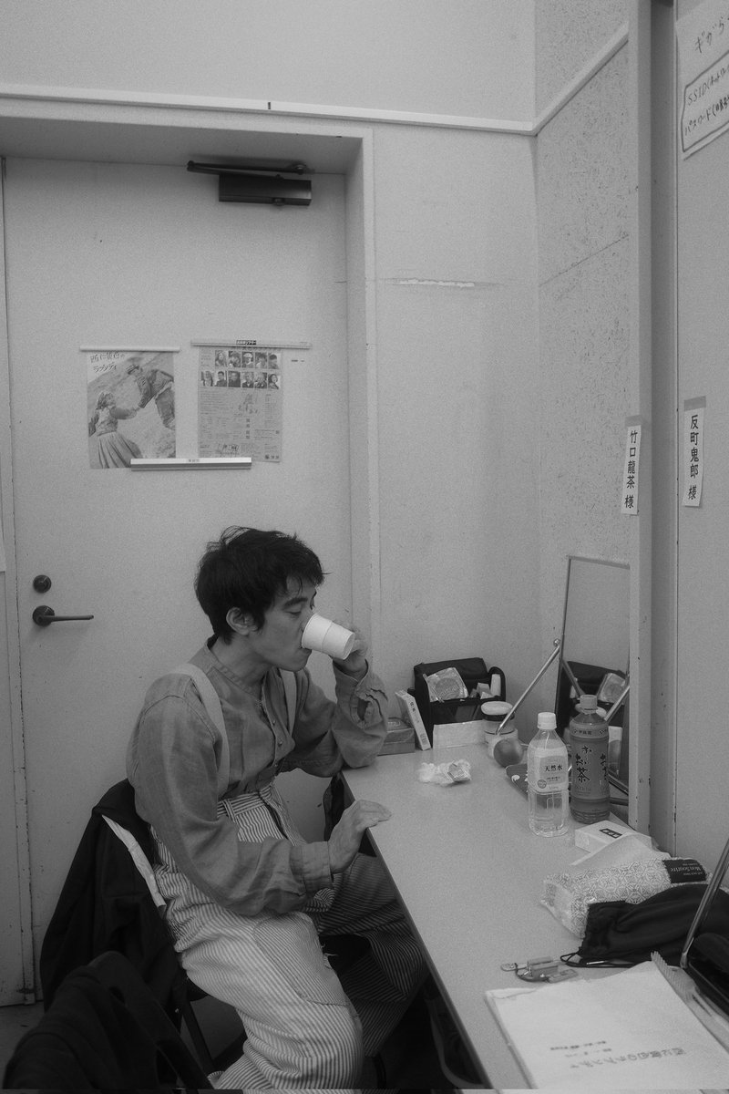 #フライングシアター自由劇場「#西に黄色のラプソディ」
終了しました。
今回は、年齢もキャリアも様々な方々が集ったカンパニーでした（🐔もいたしね）。
このカンパニーならではの「西に黄色のラプソディ」だったと思います。
お越し頂いた皆様、カンパニーの皆様、ありがとうございました🐉🍵