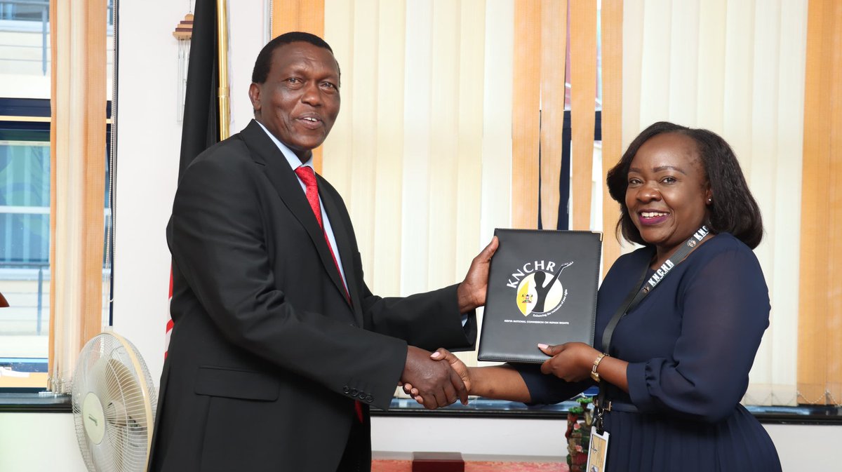 HakiKNCHR's tweet image. @HakiKNCHR Chairperson Claris Ogangah (right) officially receiving the tools of leadership from Vice Chairperson Dr. Raymond Nyeris, who has ably led the Commission as Acting Chairperson. In her remarks, the incoming Chairperson pledged to continue defending the rights of...
1/3