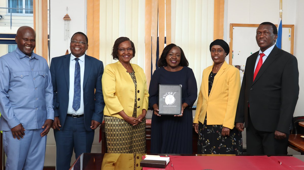 HakiKNCHR's tweet image. @HakiKNCHR Chairperson Claris Ogangah (right) officially receiving the tools of leadership from Vice Chairperson Dr. Raymond Nyeris, who has ably led the Commission as Acting Chairperson. In her remarks, the incoming Chairperson pledged to continue defending the rights of...
1/3