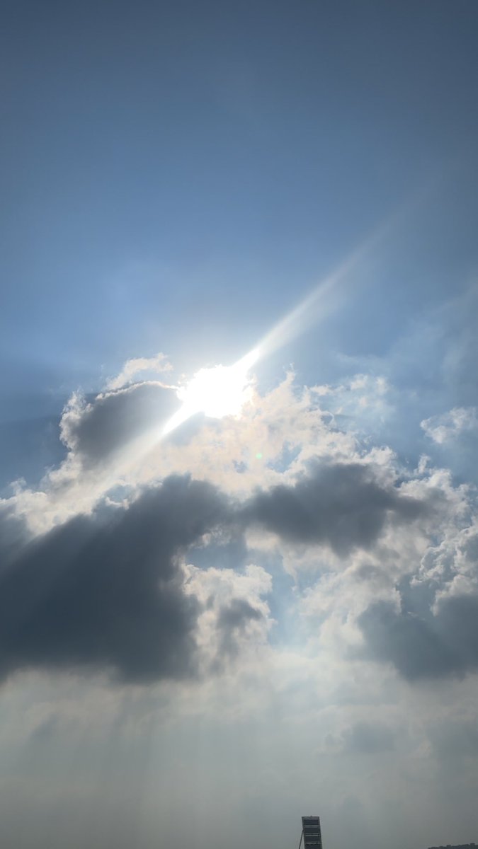 Ra7eel_89's tweet photo. على مشارف نهاية اكتوبر السعيد دائماً وابداً 🫶⛅️☁️ https://t.co/UhpXnShggA