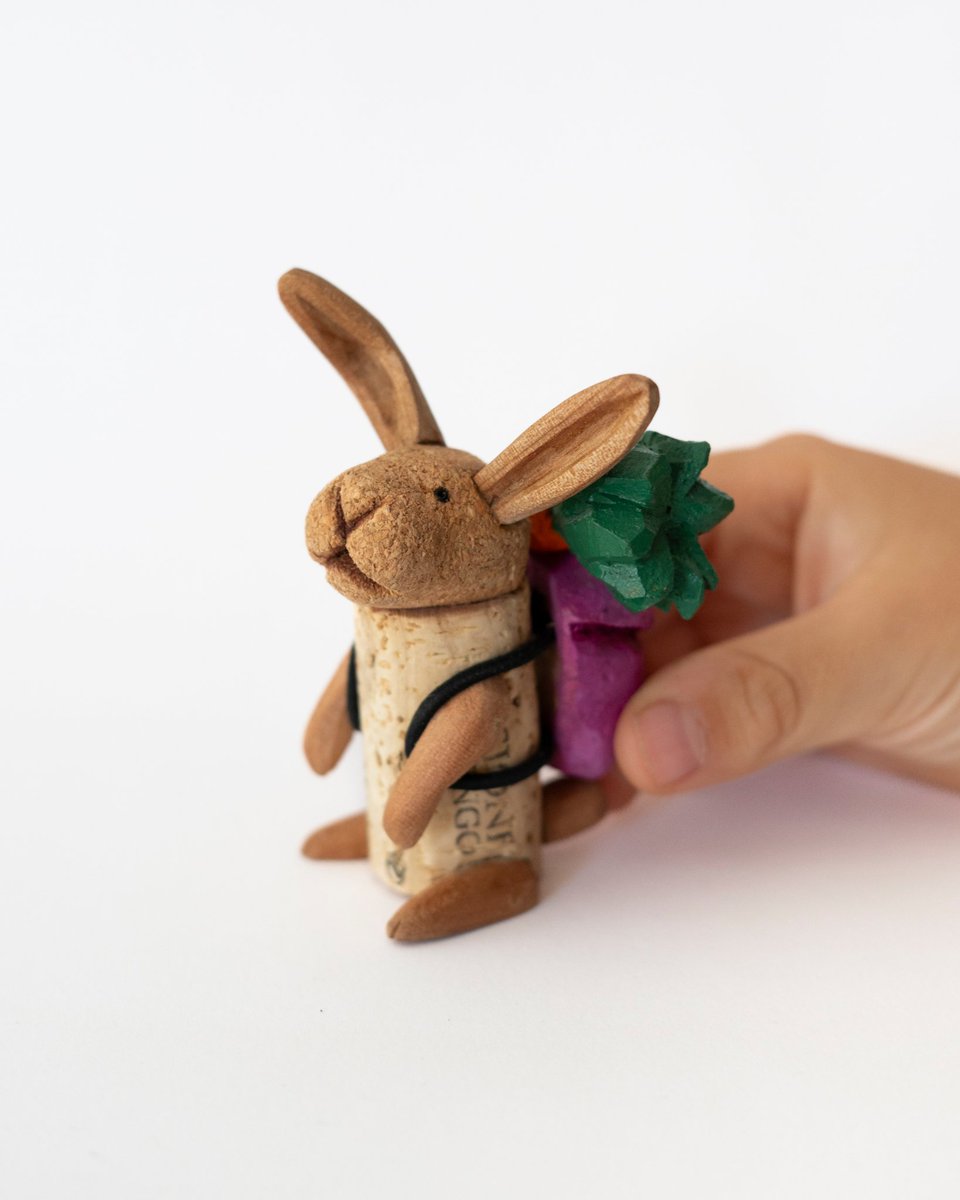 Os presentamos a Perro, Chanchita y Conejo, tres animales de corcho, tres amigos de toda la vida que recorren el mundo de la mano de un grupo de niños y niñas. 

Texto: Maria Jose Ferrada.
Fauna: Motoko Toda.
Fotografía: Vega Mayor y Hugo Ferrer.