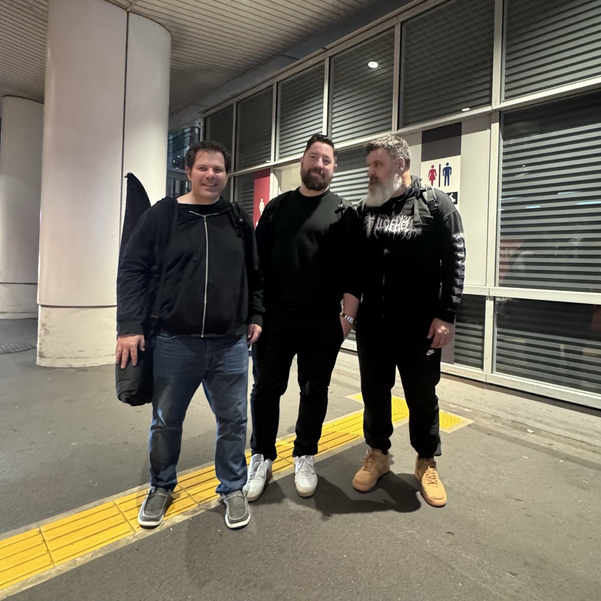 imakinn's tweet photo. CROSS MY HEART無事入国🙌
（ギターのDwayneは月曜から日本観光中です 笑）

明日からツアーが始まります！よろしくお願いします！
https://t.co/P5bhlo6j5y

予約フォーム
https://t.co/r4DKsPrxQY https://t.co/li7vRNljGK