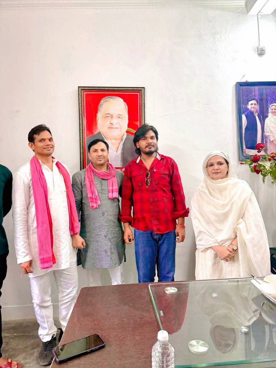 aneesrajasp's tweet photo. #देवरिया समाजवादी पार्टी की पूर्व विधायक गजाला लारी जी के आवास पर एवं श्री विजय रावत जी (वरिष्ठ नेता समाजवादी पार्टी) श्री दिव्यांश श्रीवास्तव जी (जिलाध्यक्ष लोहिया वाहिनी) एवं श्री लारेब रहमान (प्रदेश सचिव यूथ ब्रिगेड) के आवास पर शिष्टाचार मुलाक़ात की।

@yadavakhilesh https://t.co/NbPS0Ru0DA