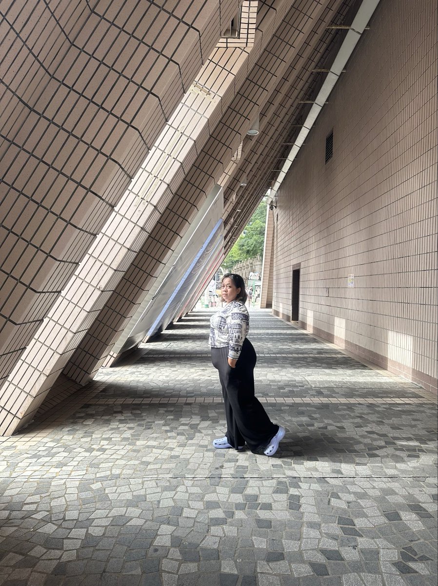 mitzi_fern's tweet photo. 🇭🇰 Angles, attitude, and a little bit of wanderlust 💫

#mitzitrvls #CityAesthetic #TravelWithStyle 
#TravelDiaries #WanderlustSoul #UrbanEscape #VisualJourney https://t.co/QdpF1ehciO