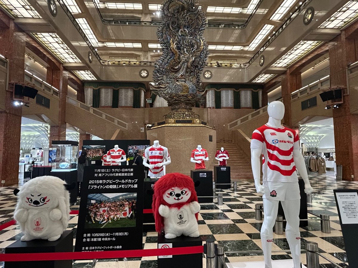 hon_shizu's tweet photo. 日本橋三越さんで桜のジャージがかっこよく展示されてました。
1日(日本時間だと2日？)の南アフリカ戦がますます楽しみ。 https://t.co/ilYuNGrpCT