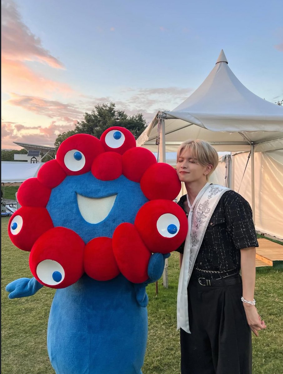 kabosu_8path's tweet photo. ミャクミャクが大好きで、
夏フェスの前説でミャクミャクと一緒に数万人を笑顔にした栗田航兵さん。
ついに自分自身がミャクミャクになって沢山の人を笑顔にしてて、本当に天才アイドルなんです。
万博終わっちゃったけど、こんなミャクミャク大好きで最高なアイドルがいるよーって‼️世界気付いて‼️‼️ https://t.co/djAua8pGEQ