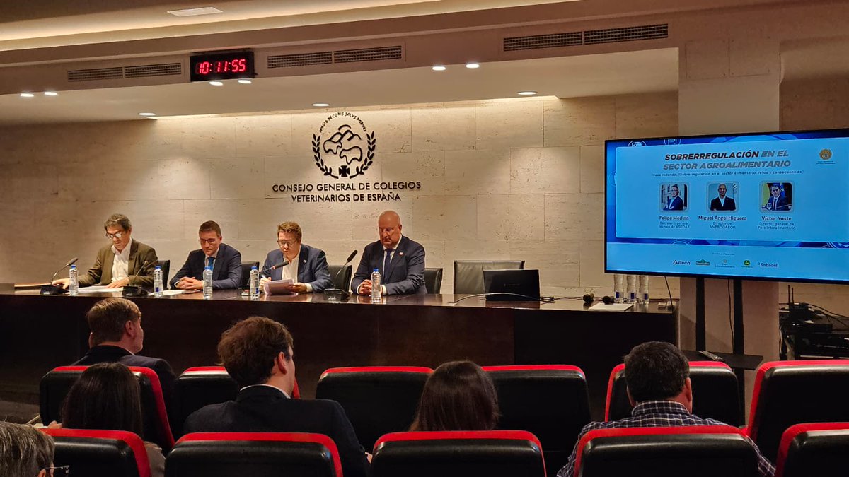 Es el turno de la primera mesa redonda: "Sobrerregulación en el sector alimentario: retos y consecuencias" con:
- Felipe Medina - <a href="/ASEDAS_ORG/">ASEDAS Supermercados</a> 
- Miguel Ángel Higuera - <a href="/ASOC_PORCINO/">ANPROGAPOR</a> 
- Víctor Yuste - <a href="/forointeralimen/">Foro Interalimentario</a>
