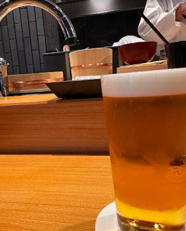 PipikDnirawati's tweet photo. 今夜はごほうびディナー🍣✨  
こだわりのお寿司に冷たいビールでしあわせ時間🍺💕  
一貫一貫が芸術みたいでうっとり…💖 https://t.co/aL4iKQVjug