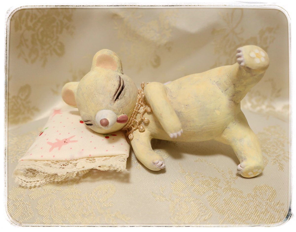 11/2まで実店舗＆WEB SHOPで開催中🐇
ぴこうさ <a href="/pikousa2/">ぴこうさ@個展【記憶に揺れる花】（ギニョール・大阪）10/17〜11/2</a> 個展「 #記憶に揺れる花 」

写真左の「幼き日の友達」もお迎えいただきました🐇ありがとうございました！
「くま天使」さんは黄色の子のみお迎え待ちです。
我が家のマルチーズわんたんも、よくこんなポーズ寝ています💤