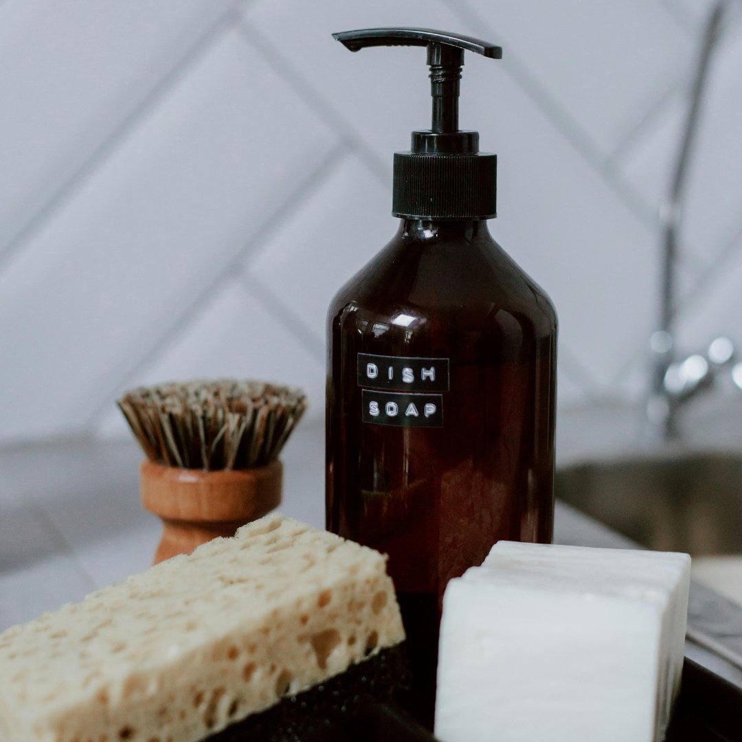Cambridge_CH's tweet photo. Dish out clean vibes at Cambridge apartment communities! 🍽️😉 A little dish soap goes a long way in breaking down grease and grime. Use it with a sponge and scrub for a spotless shine. 🧽✨ What are some of your favorite soaps to use? https://t.co/6r0GUa2lcL