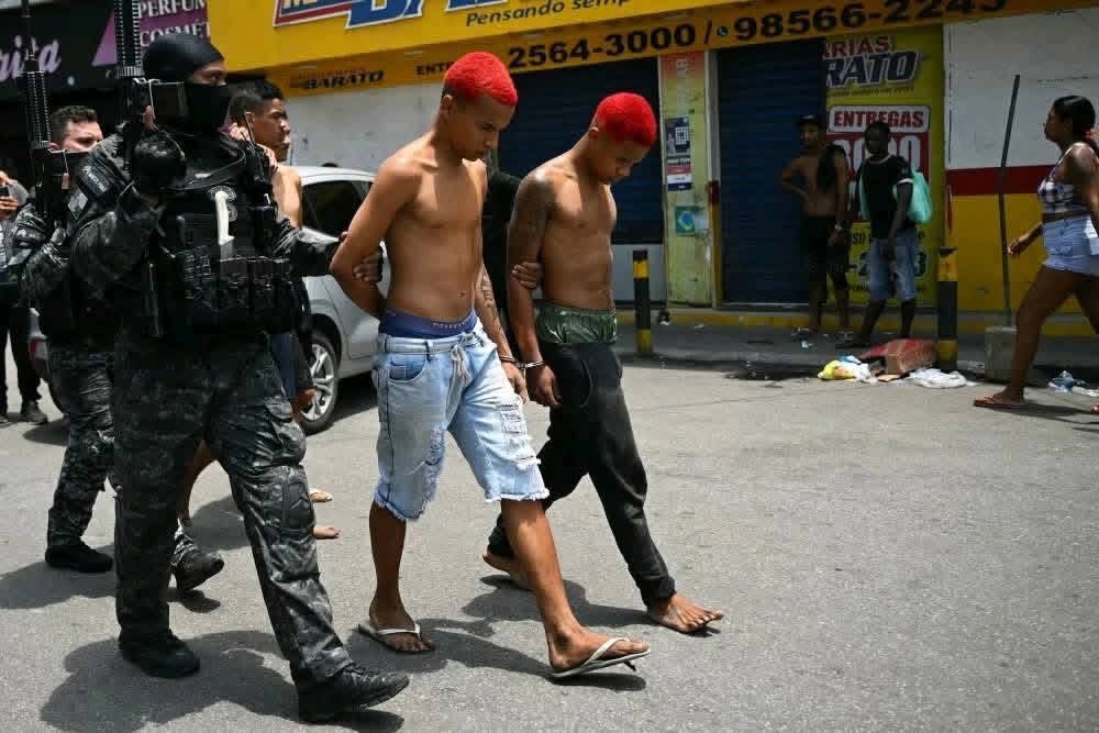 AESAlerteoppu's tweet photo. #Flash_info Le cartel de la drogue a déclaré la guerre au pouvoir au Brésil, déjà 80 personnes tuées en une heure
Une guerre à grande échelle fait rage à Rio de Janeiro : lors d'une opération policière contre le cartel "Comando Vermelho" (qui contrôle 70 % du trafic de drogue), au moins 80 personnes ont été tuées en une heure, y compris des civils innocents.
Dans le nord de la ville, les cartels utilisent des drones FPV pour bloquer des quartiers, et les habitants ont peur de sortir de chez eux. Rete Branché abonné page la SVP.