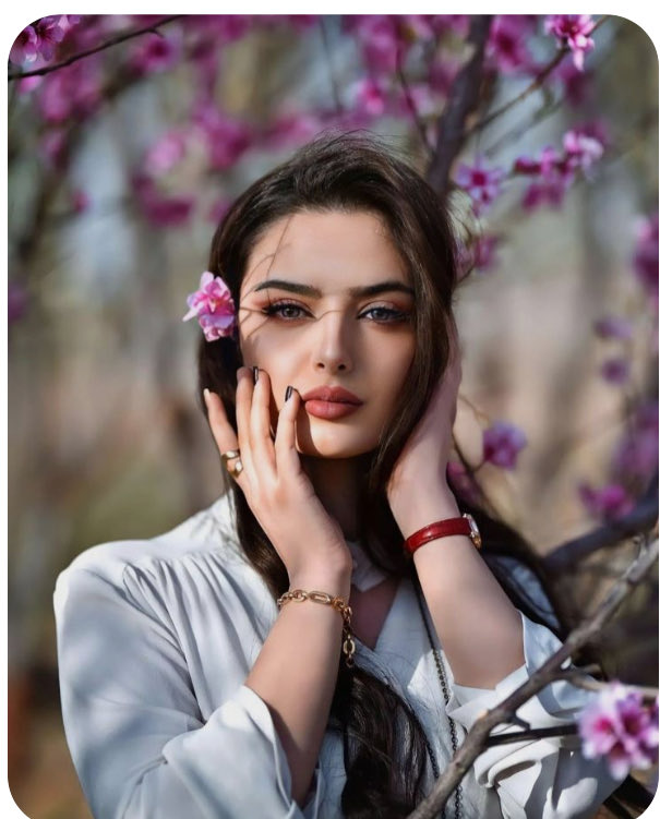 #صباح_الأشياء_المُشرقة 
#شهرزاد

قول أحبك يبتسم عالم خيالي 
                             واشعر إني أملك الدنيا لحالي