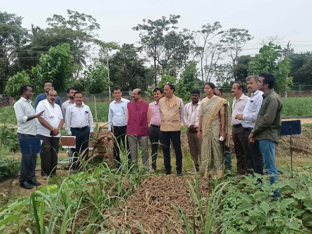 4250 ಎಕರೆ ವಿಸ್ತೀರ್ಣದಲ್ಲಿ ನೈಸರ್ಗಿಕ ಕೃಷಿ ಅಳವಡಿಕೆ ಗುರಿ 
ಕೃಷಿ ಸಖಿಯರು ತರಬೇತಿಯನ್ನು ಸದುಪಯೋಗಪಡಿಸಿಕೊಂಡು ನೈಸರ್ಗಿಕ ಕೃಷಿ ಅಭಿಯಾನ ಯೋಜನೆಯ ಬೆನ್ನೆಲುಬಾಗಿ ಕಾರ್ಯನಿರ್ವಹಿಸಲು ಸೂಚನೆ - ಜಿ.ಪಂ. ಸಿ ಇ ಒ ಕೆ. ಆರ್. ನಂದಿನಿ. 
#RWDSD #RDPR #ZPMANDYA #Agriculture #Training  #NaturalFarming #farming