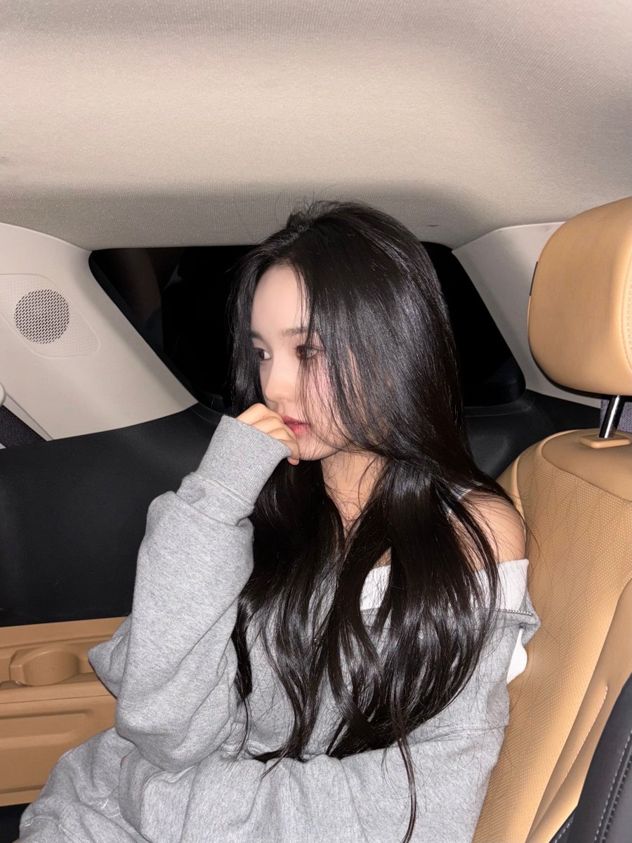 izna_offcl's tweet photo. [izME📮]

아이랜드 시절 사랑..🖤😳
(촬영 대기하면서 정차된 차 안에서 찍었어용!)

#izna #이즈나
#RYUSARANG #유사랑 https://t.co/luGkYjSBGA