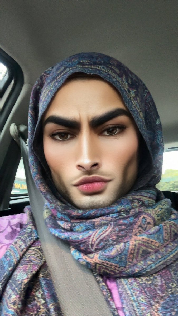 dihahmfrds's tweet photo. yes please be very scared, this is my real face without makeup https://t.co/A8q0wqpMyh