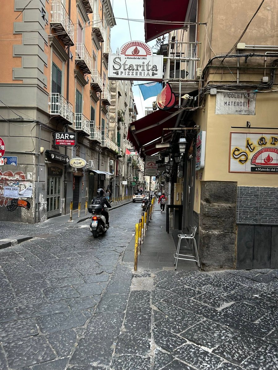 Grazie a #Starita Bed&amp;Pizza. Abbiamo mangiato molte pizze lì.

La nostra camera è stata molto comfortable. La colazione ogni mattina ci ha dato molta energia quando siamo andati in Pompei o Amalfi. Grazie mille ancora per tua ospitalità. 

youtu.be/MqUA4NW4jZg?si…