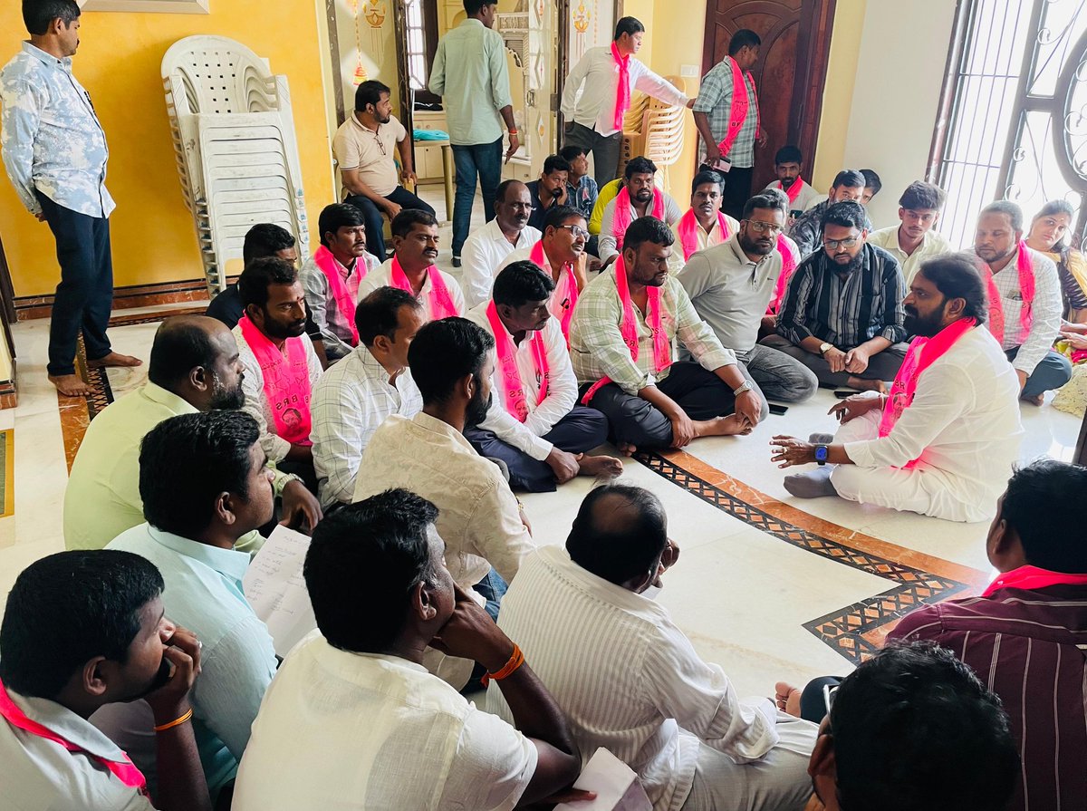 VSrinivasGoud's tweet photo. హైద్రాబాద్ లోని జూబ్లీహిల్స్ నియోజకవర్గం రెహమత్ నగర్ డివిజన్ లో మాజీ మంత్రులు వి శ్రీనివాస్ గౌడ్ గారు, మాజీ ఎమ్మెల్యేలు మర్రి జనార్ధన్ రెడ్డి, వినయభాస్కర్, కోరుకంటి చందర్ గారితో కలిసి ముఖ్య కార్యకర్తలతో సమావేశం నిర్వహించడం జరిగింది.

#JubileeHillsWithBRS https://t.co/BqnshBfnbQ