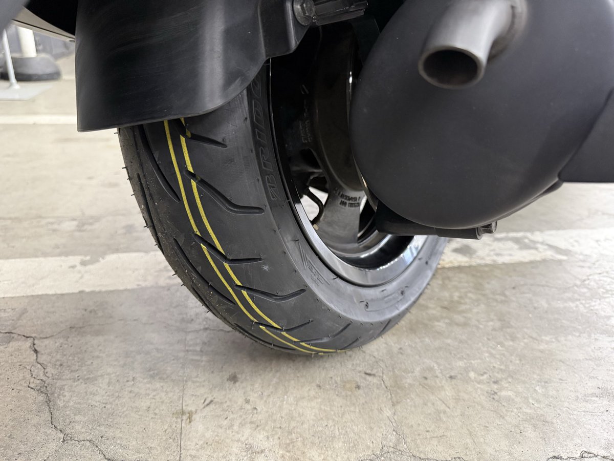 OJI_RIDER's tweet photo. 今日はナップスでマグザムの前後タイヤ交換をしてもらいました。【BSバトラックスSC】0の日のタイヤ割引と平日工賃割引で全部で27,000円弱でできました😊 https://t.co/pooyleVTxX