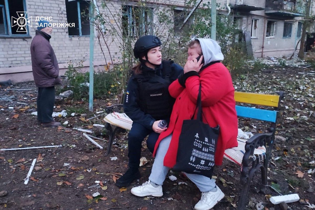 SESU_UA's tweet photo. #Запоріжжя: кількість травмованих внаслідок російського обстрілу зросла до 10, серед них 5 дітей

Психологи ДСНС надали допомогу 27 громадянам, з них 7 дітей. Кількість постраждалих уточнюється.

За однією з адрес тривають пошуково-рятувальні роботи. https://t.co/7EKTJPXtHr