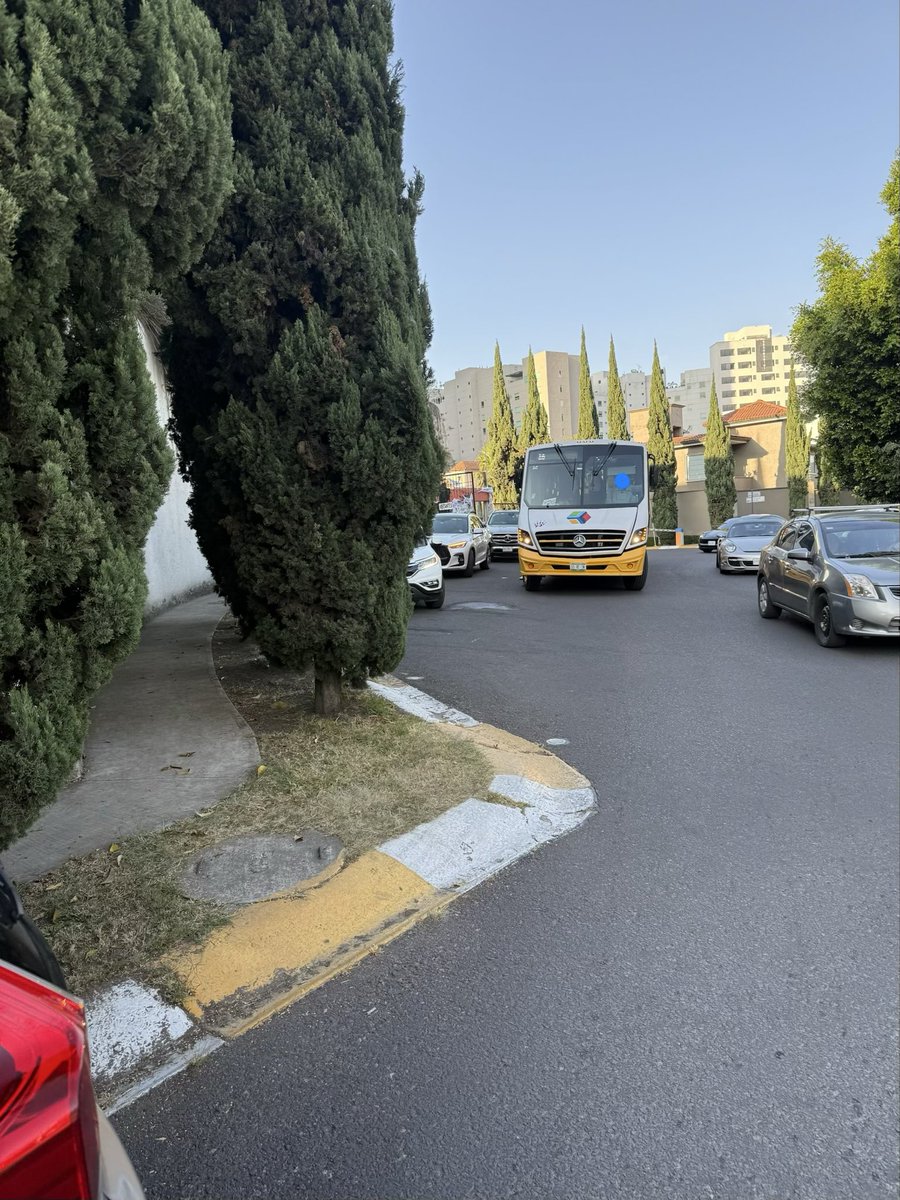 maribelok's tweet photo. @HuixquiGob El autobús escolar 26 de la empresa Edyen se estacionó (29 oct) en segunda fila en la glorieta de Hda de las Palmas, poco antes de las 5 pm. Diferentes autobuses con frecuencia lo hacen ahí. Genera caos vial  y posibles accidentes. https://t.co/bNg5NAXRcX
