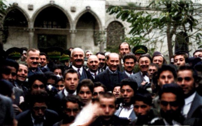 “Biz her şeyi gençliğe bırakacağız... Geleceğin ümidi, ışıklı çiçekleri onlardır. Bütün ümidim gençliktedir.”   

💬Başbuğ Atatürk