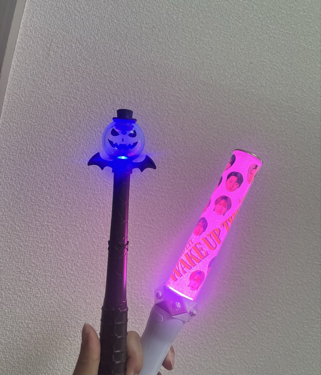 vunapi_5566's tweet image. 上田くんへ
ペンラの発光面積小さすぎてジュニア担のキンブレ2~3本持ちに対抗できません＾＾(そして実物はここまで光らない)