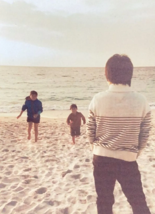 wasure_takunai's tweet photo. 冬の白良浜で子どもたちが海にはしゃぐ姿を見て、「よく産んだな、元気に育ってくれて嬉しいな」と心から思った日。
父を訪ねた旅でもあり、今はもう会えないけれど、あの時の笑顔と幸せを、これからもずっと忘れずにいたい。#忘れたくないこと
#森永乳業
#クラダシ
忘れたくないこと教えてください🔅 https://t.co/iRM53sO1nj