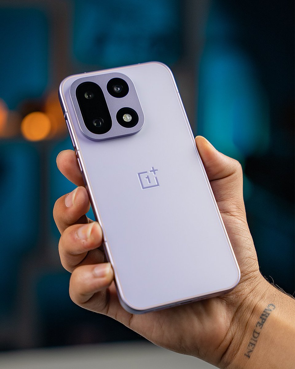 ryanace549's tweet photo. The OnePlus 15 is here 😳🔥
Comes with the all-new OxygenOS 16  smooth, clean &amp; vibey as ever 😮‍💨✨
I’ve got it with me, review dropping soon 👀
#OnePlus15 #OxygenOS16 https://t.co/ZDG495tOG2