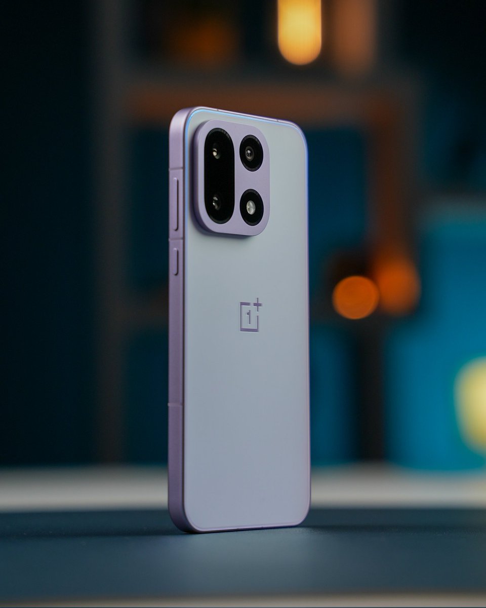 ryanace549's tweet photo. The OnePlus 15 is here 😳🔥
Comes with the all-new OxygenOS 16  smooth, clean &amp; vibey as ever 😮‍💨✨
I’ve got it with me, review dropping soon 👀
#OnePlus15 #OxygenOS16 https://t.co/ZDG495tOG2