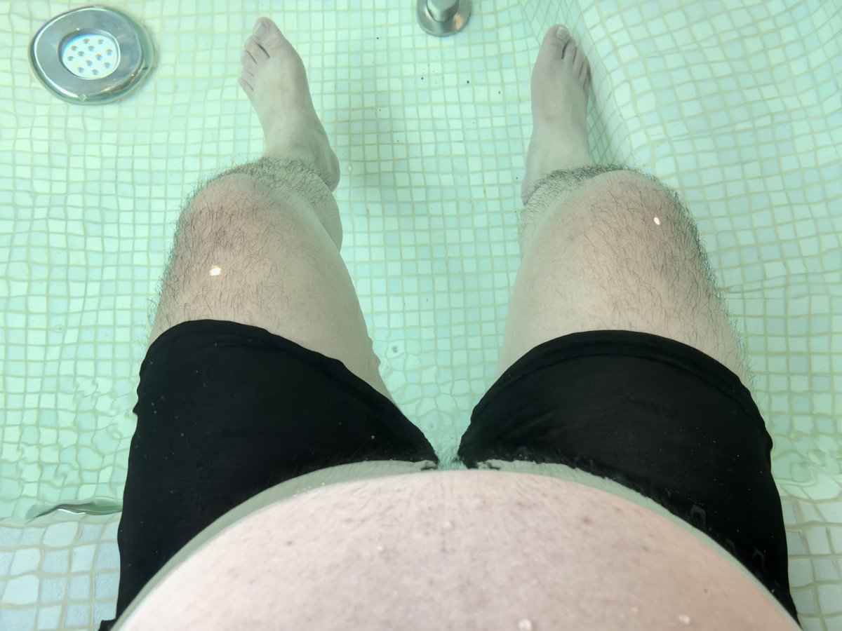 yogax0's tweet photo. 穿上黑丝泳裤了 https://t.co/0JYliHV7Gy