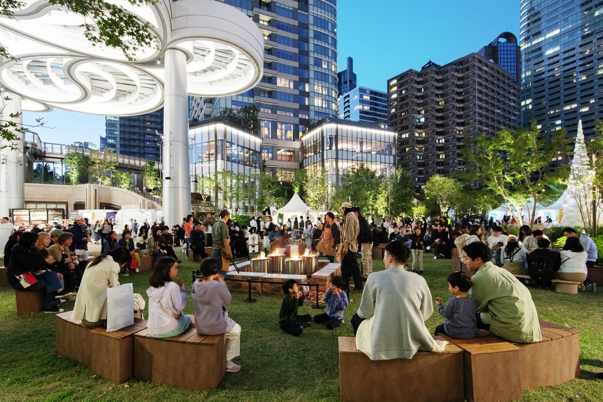 ／
10/31～11/3 麻布台ヒルズで「やきいも広場」開催🍠
＼

麻布台ヒルズのコンセプトは、「緑に包まれ、人と人をつなぐ「広場」のような街−Modern Urban Village−」。
そんな自然と調和した街の真ん中・中央広場で、サツマイモや栗などのグルメやスイーツを楽しむ「やきいも広場」を開催します！