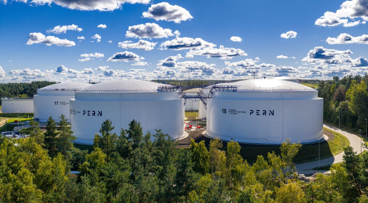 InnowacjeN's tweet image. @PERN_SA  zwiększa możliwości magazynowe w Dębogórzu (woj. pomorskie). Trzy nowoczesne zbiorniki na paliwa płynne mają umożliwić rozładunek tankowców o dwu-, trzykrotnie większych wolumenach. biznes.newseria.pl/.../pern-zwiek…

#paliwo #magazynowanie #zbiorniki