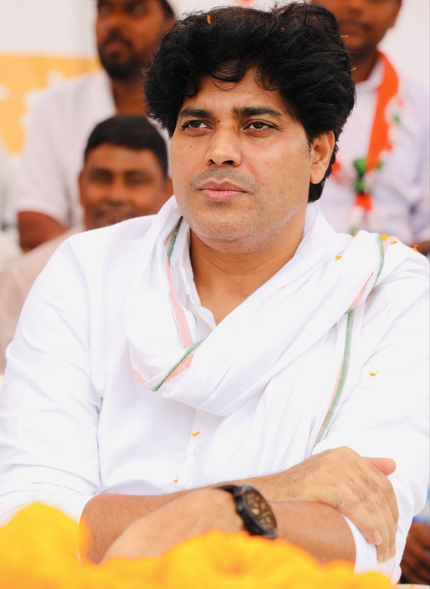 पिछले 1 घंटे से पूर्णिया एअरपोर्ट पर हूँ, लगातार बारिश की वजह से हेलीकॉप्टर टेक ऑफ की परमीशन नहीं मिल रही है।
उधर पटना में राहुल जी और भूपेश बघेल जी का हेलीकॉप्टर भी मौसम ख़राब होने की वजह से नहीं उड़ पा रहा है।
मुझे रोसड़ा समस्तीपुर और गोपालगंज पँहुचना है लेकिन वहॉं भी हल्की