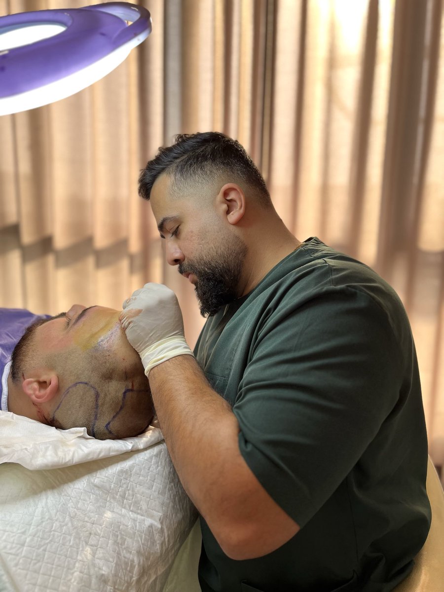 ehsan_amirzadeh's tweet image. کاشت مو بهانه است. فیتیش کله ی کچل دارم...