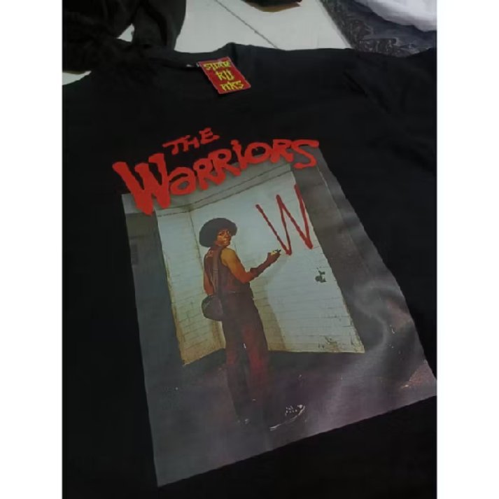 roja_fathur's tweet photo. Kaos The Warriors Vintage Graphic Tee 🔥
Desain grafis ikonik bertema retro memberikan kesan edgy dan bold, cocok buat kamu yang suka tampilan streetwear klasik tapi tetap modern.
Link pembelian👇
https://t.co/nZG8XaM6rl
#KaosTheWarriors #KaosStreetwear #KaosHitamKeren https://t.co/y3ehtzRyvG