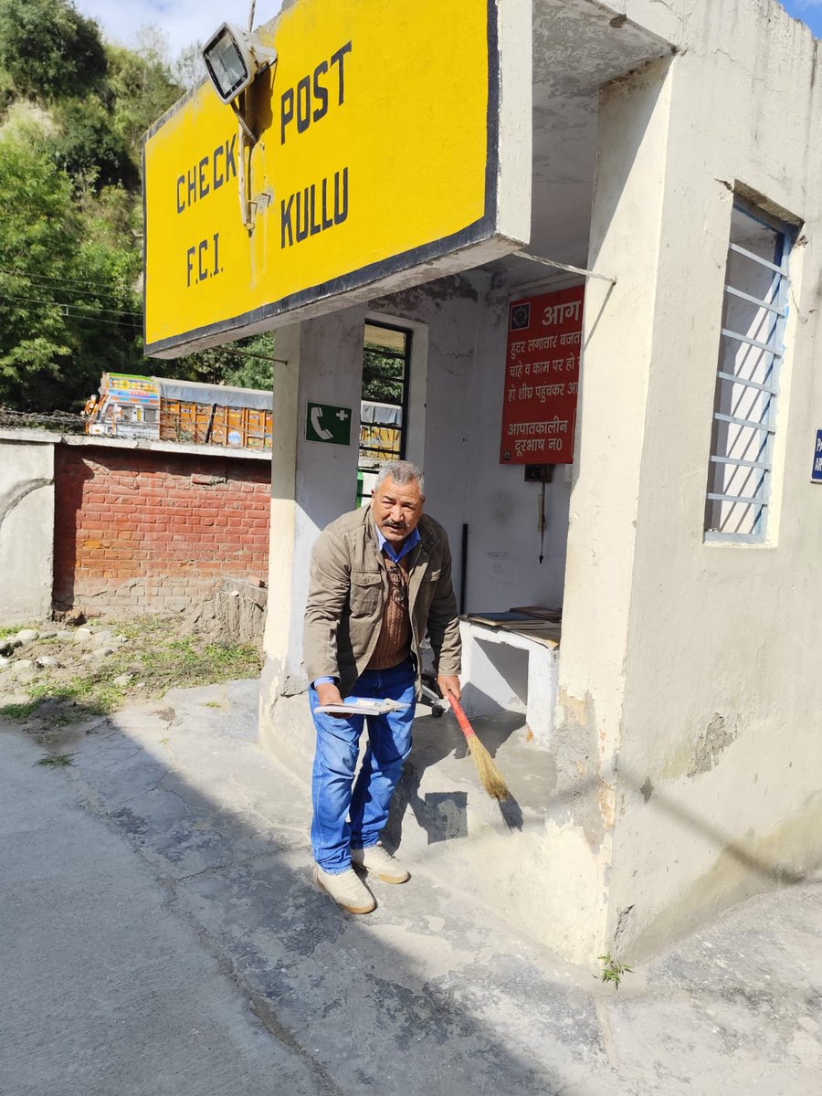 FoodMandi's tweet photo. Cleanliness drive under Swachhata hi Sewa -2025 - Special Campaign 5.0 at FSD Kullu, Mandi, Himachal Pradesh. #SpecialCampaign5_0 https://t.co/d2POCdn6yE