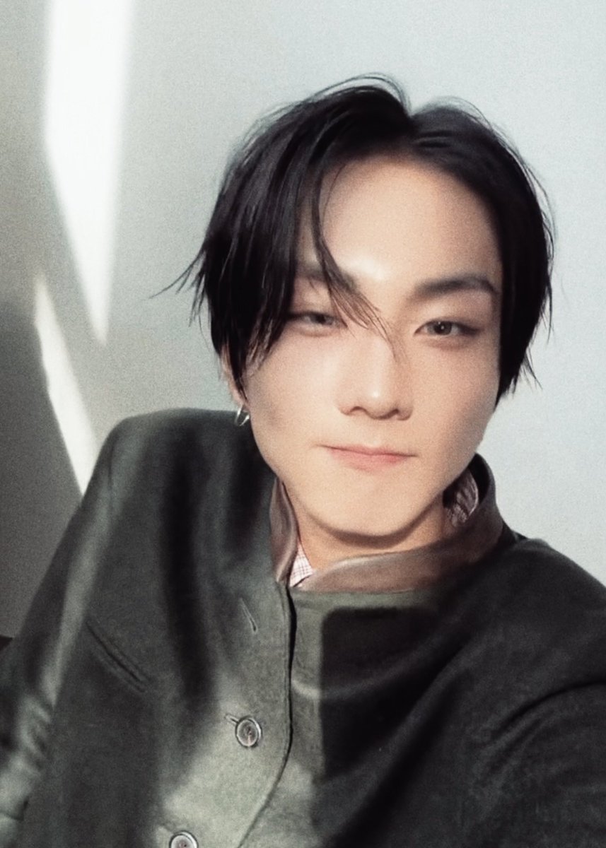 0209coded's tweet photo. #PradaSS26 #Prada #JUNGWON https://t.co/7Q9v6iJ8EO