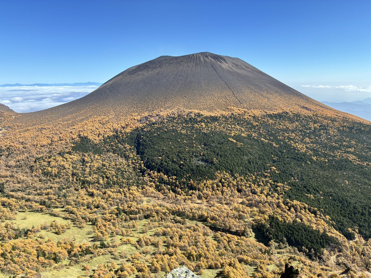 OYiO7sk's tweet photo. 今年はまだ紅葉見れてなかったので黒斑山へ
噂の浅間ゴールド見れて大満足 https://t.co/d2DyKwPJmT