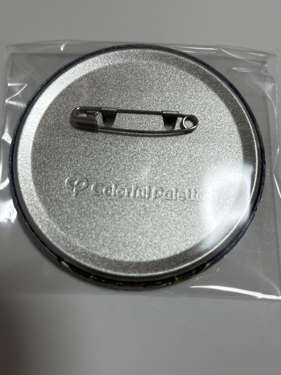 showtime0517's tweet photo. コネライの缶バッジについて
今回からかな、裏面にカラパレのロゴが印字されてます
偽物対策だと思います https://t.co/pXR2LOZzzM