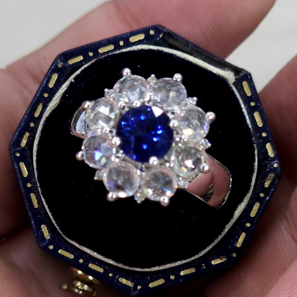 루페클린 블루사파이어 1.12ct
서브 로즈컷 사파이어 1.925ct
18K 9.92g
사파이어값+금값만 받고 판매합니당..!
330만원
하루판매< 후에 사파이어 분해 후 제작예정
마지막 사진은 실내 사진이에요