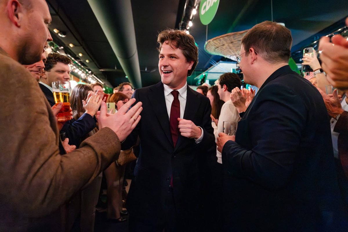 Het politieke midden herovert Nederland! 

In slechts twee jaar tijd gaat het CDA van <a href="/HenriBontenbal/">Henri Bontenbal</a> van 5 naar 18 zetels, een ongelofelijke comeback. Na jaren van polarisatie en chaos onder Wilders kiest Nederland weer voor redelijkheid, stabiliteit en samenwerking. Proficiat